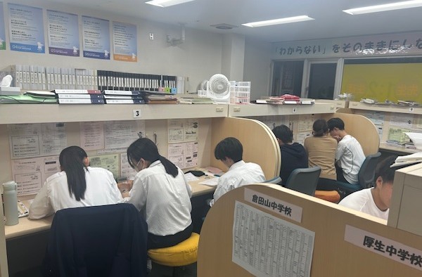 【伊勢市の個別指導塾】スクール・ワン宇治山田教室の夏期講習での1:2授業風景。地元の倉田山中学校・厚生中学校・宇治山田高校・伊勢高校などの生徒が真剣に学習しています。